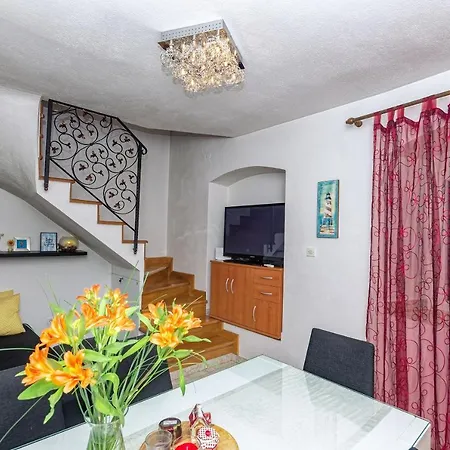 House Rose In Center Holiday home