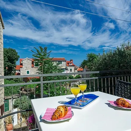 House Rose In Center